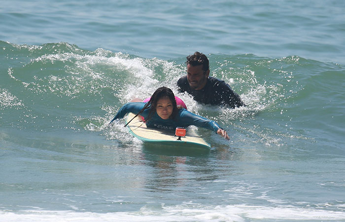 Carol Nakamura consegue pegar onda em aula de surf