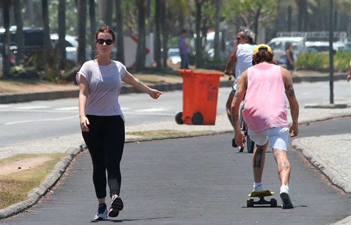 Juliana Didone corre no calçadão em tarde de exercícios