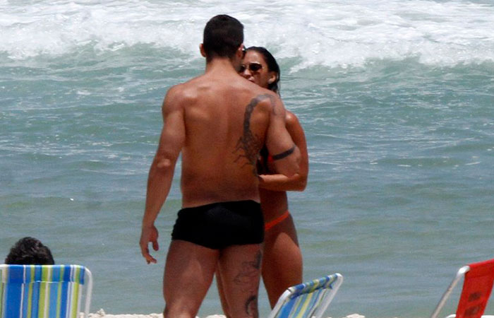 Yuri Fernandes é visto com morena em praia carioca