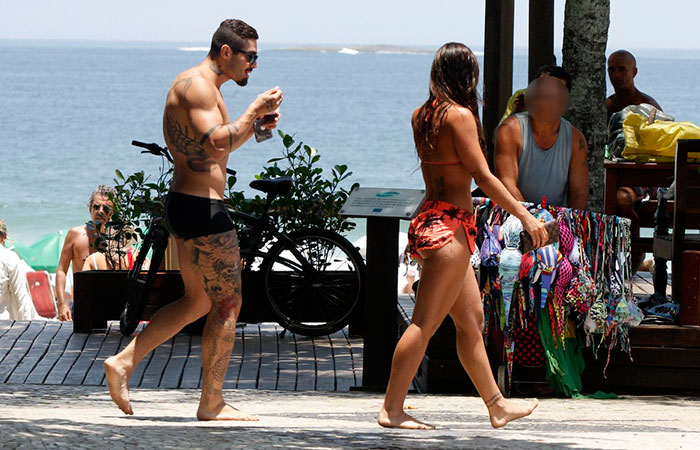 Yuri Fernandes é visto com morena em praia carioca