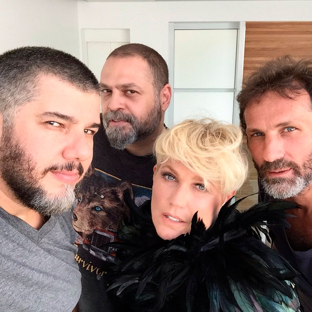 Na Argentina, Xuxa posa glamourosa para sessão de fotos