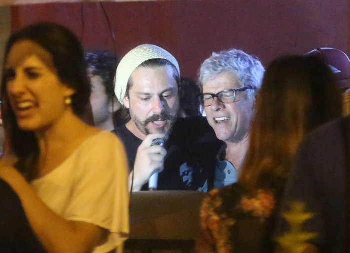 Alexandre Nero e José Mayer cantam em Karaokê em restaurante