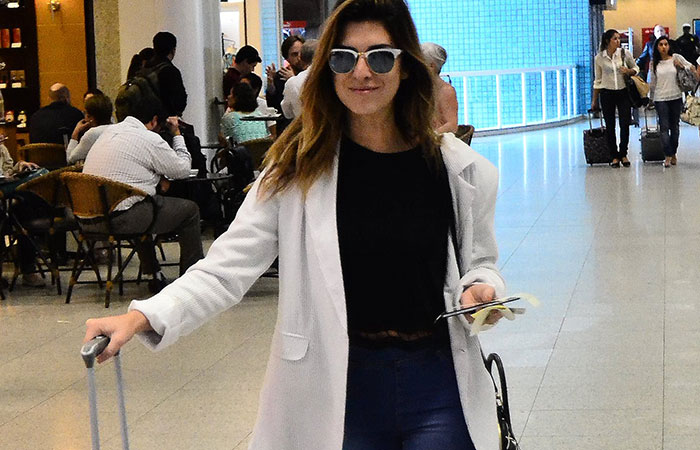 Fernanda Paes Leme usa calça que marca sua silhueta em aeroporto no Rio