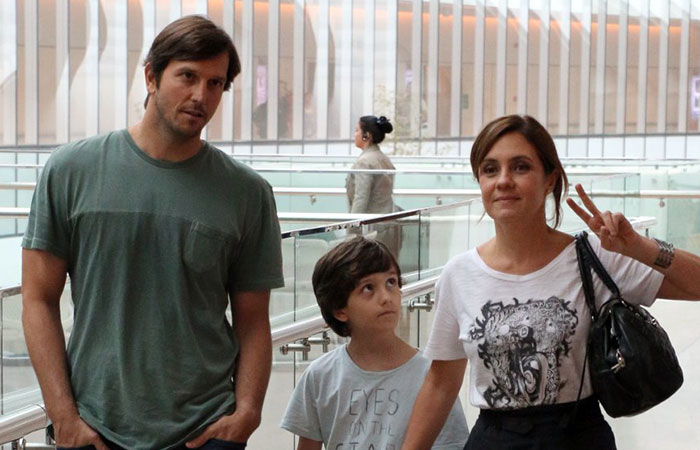 Adriana Esteves e Valdimir Brichta passeiam com o filho Vicente em shopping do Rio 