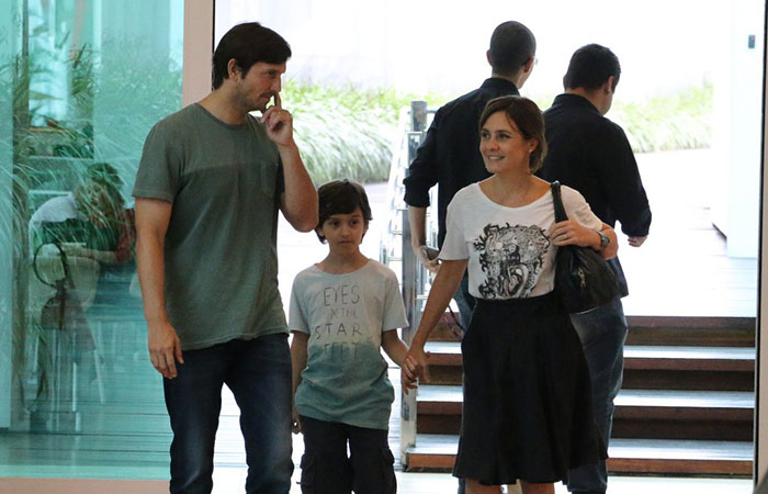 Adriana Esteves e Valdimir Brichta passeiam com o filho Vicente em shopping do Rio 