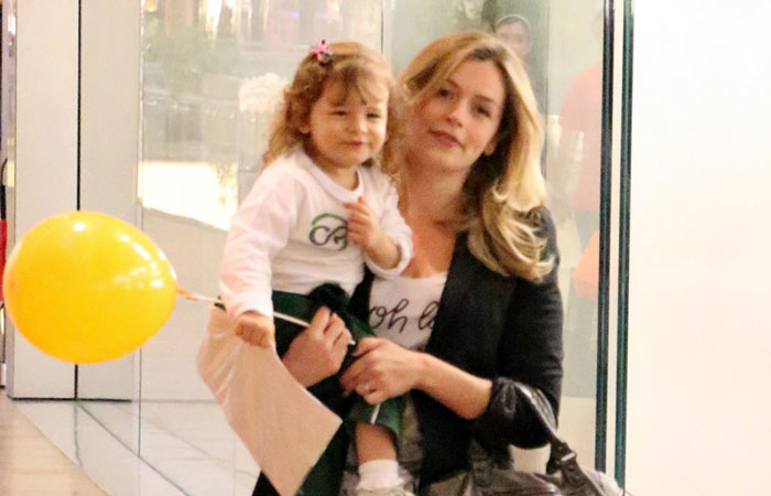 Bianca Castanho faz passeio em família no shopping