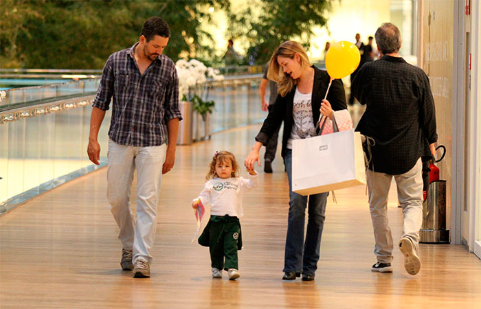 Bianca Castanho faz passeio em família no shopping