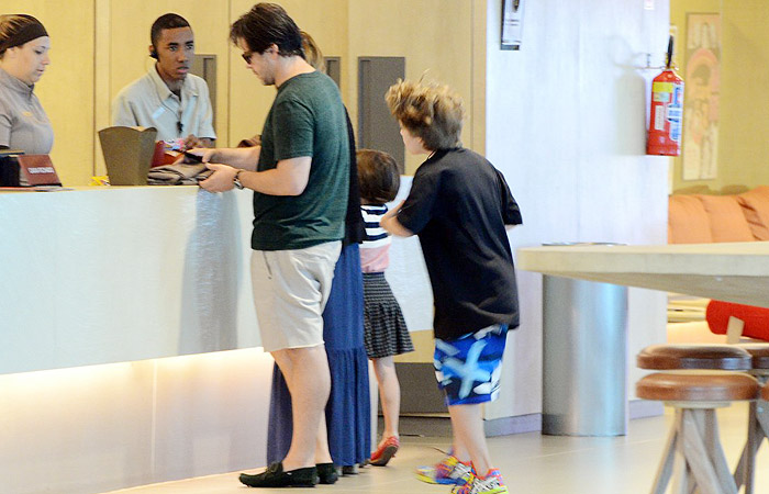 Débora Falabella e Murilo Benício têm tarde de cinema com os filhos