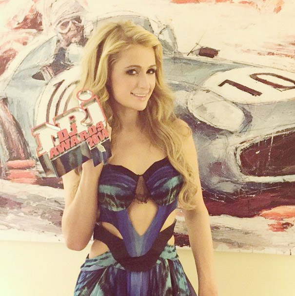 Paris Hilton recebe prêmio de Melhor DJ Feminina de 2014