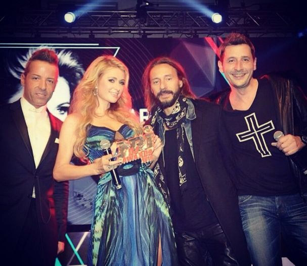 Paris Hilton recebe prêmio de Melhor DJ Feminina de 2014