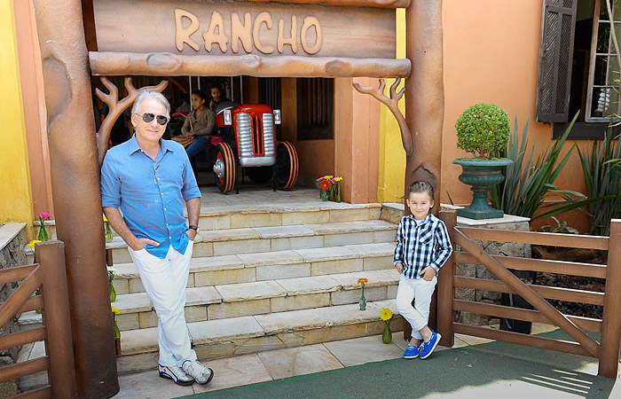 Otávio Mesquita e o filho fazem pose em evento de moda