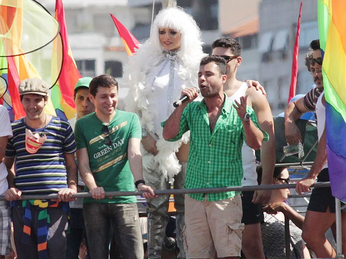 Letícia Spiller incorpora a drag queen na Parada Gay de Copacabana