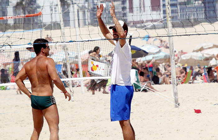 Rodrigo Hilbert curte tradicional partida de vôlei com amigos