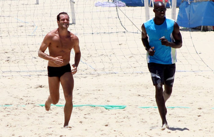 Paulo Rocha toma banho de mar depois de treino funcional no Rio