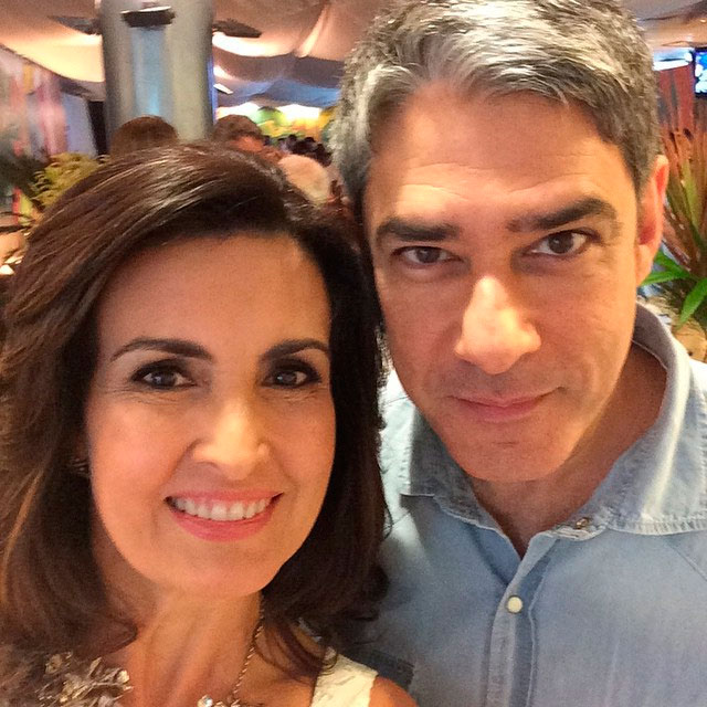 Fátima Bernardes posa com colegas da Globo em gravação
