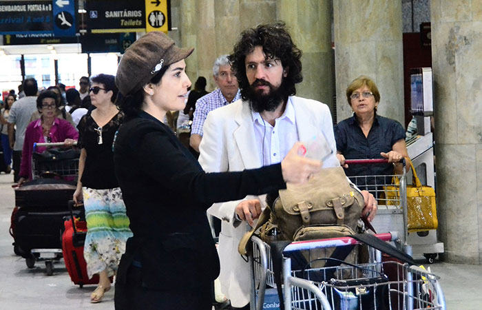 Ao lado do marido, Fernando Alves, Letícia Sabatella desembarca no Rio 