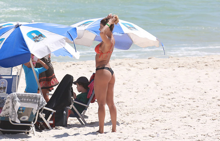 Dany Bananinha ajeita biquíni após mergulho em dia de praia, no Rio