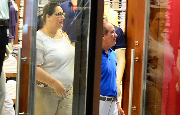 Renato Aragão faz compras com sua esposa em shopping no Rio