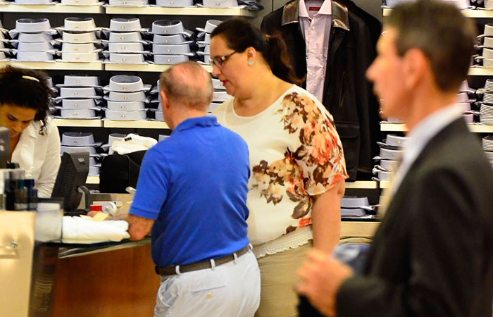 Renato Aragão faz compras com sua esposa em shopping no Rio