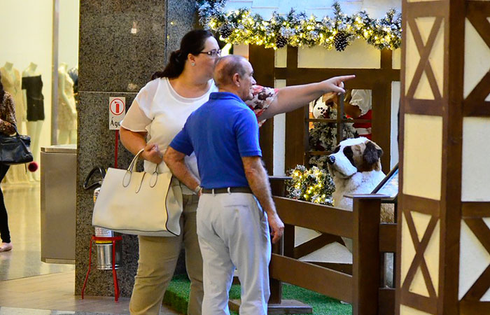 Renato Aragão faz compras com sua esposa em shopping no Rio