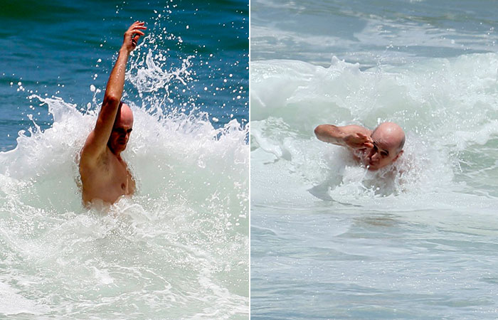 Marcos Caruso se diverte em praia carioca