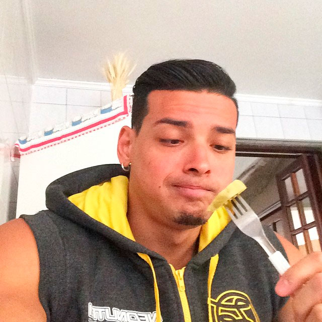 Felipe Franco come batata doce e divide a cena com seus seguidores