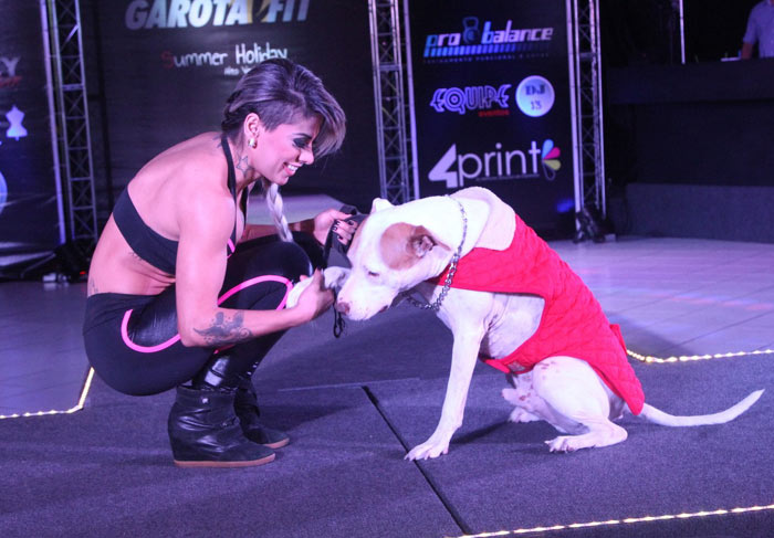 Vanessa Mesquita desfila com seu pitbull Jack durante evento