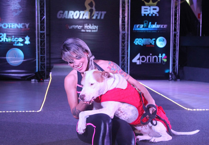 Vanessa Mesquita desfila com seu pitbull Jack durante evento