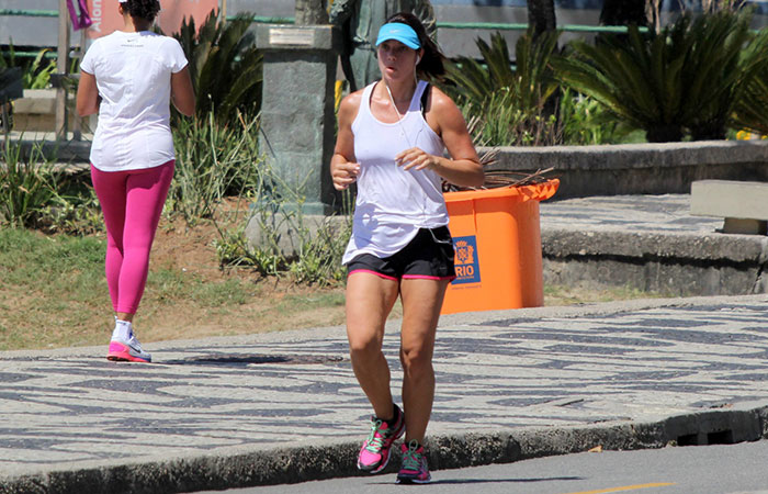 Amandha Lee mostra boa forma na Orla do Leblon no Rio de Janeiro