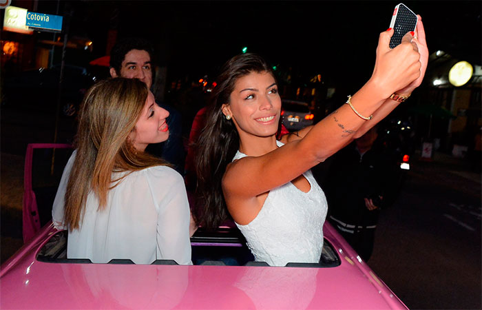 JU- Ex-bbb Vavá e Franciele passeiam com fãs em limousine e causam pelas ruas de São Paulo 