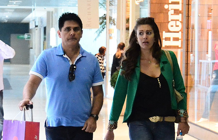 César Filho e Elaine Mickely embarcam em aeroporto carioca 