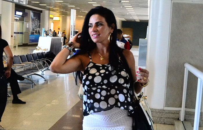 olange Gomes esbanja charme e elegância no aeroporto do Rio de Janeiro