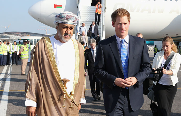  Príncipe Harry desembarca em Mascate, goldo de Omã, e é recebido por sultão 