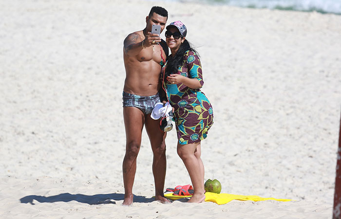  Naldo brinca com barriguinha de grávida de Ellen Cardoso em dia de praia