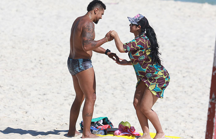  Naldo brinca com barriguinha de grávida de Ellen Cardoso em dia de praia