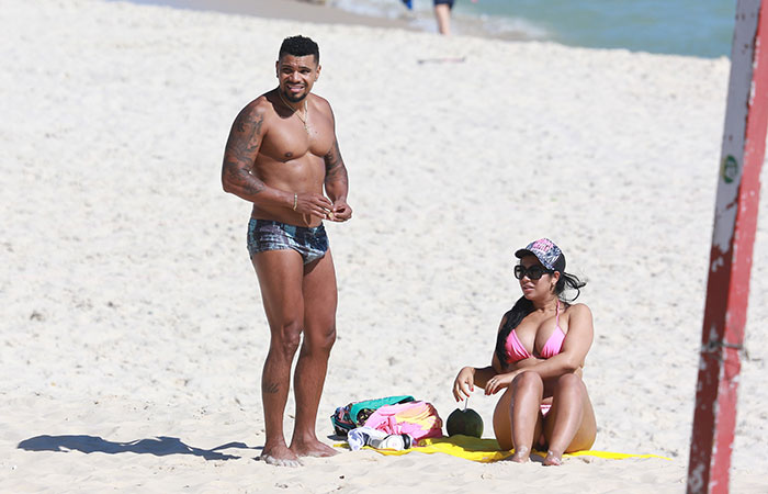  Naldo brinca com barriguinha de grávida de Ellen Cardoso em dia de praia