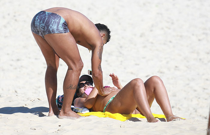  Naldo brinca com barriguinha de grávida de Ellen Cardoso em dia de praia