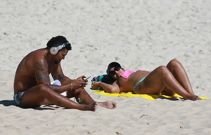  Naldo brinca com barriguinha de grávida de Ellen Cardoso em dia de praia