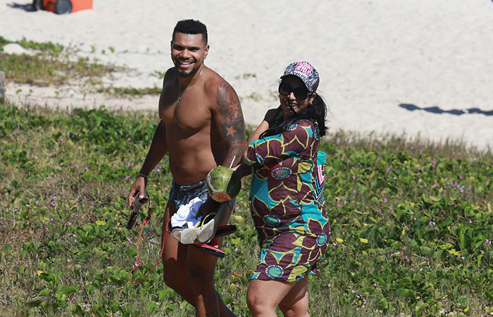  Naldo brinca com barriguinha de grávida de Ellen Cardoso em dia de praia