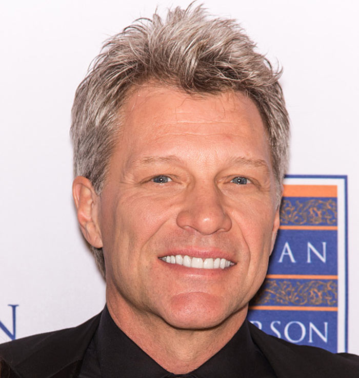 Aos 52 anos, Jon Bon Jovi assume e exibe os grisalhos em evento