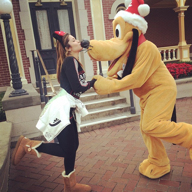 Maria Melilo se diverte com Pluto na Euro Disney: ‘Emoção única!’