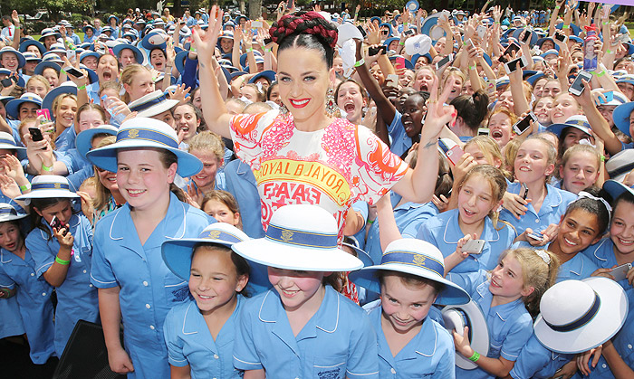  Katy Perry visita escola católica para meninas na Austrália