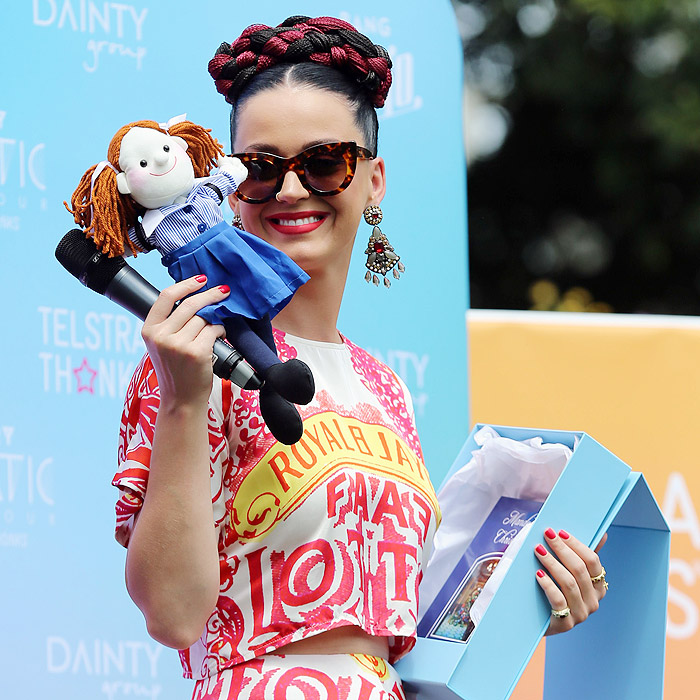  Katy Perry visita escola católica para meninas na Austrália
