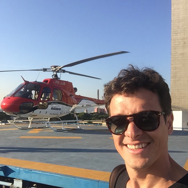 Rodrigo Faro grava matéria em Helicóptero da Record