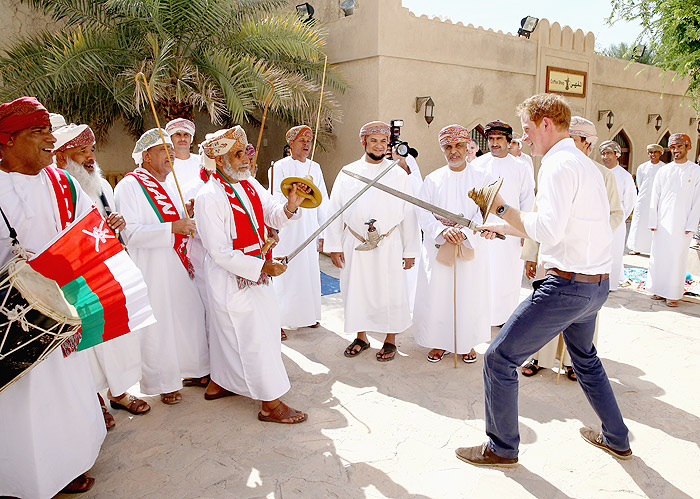 Príncipe Harry se diverte em luta de espadas em Omã