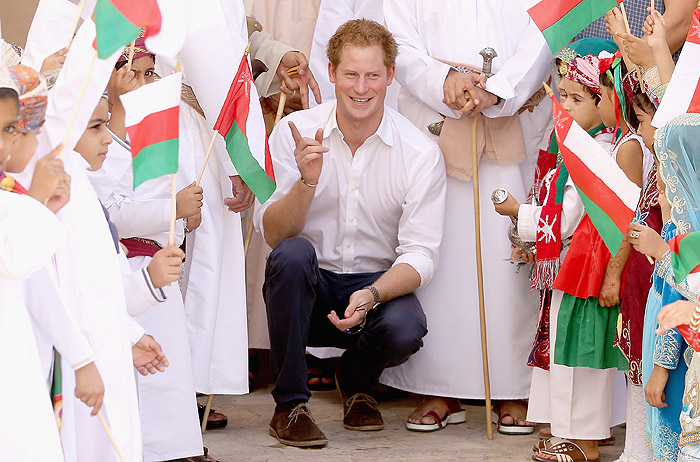Príncipe Harry se diverte em luta de espadas em Omã