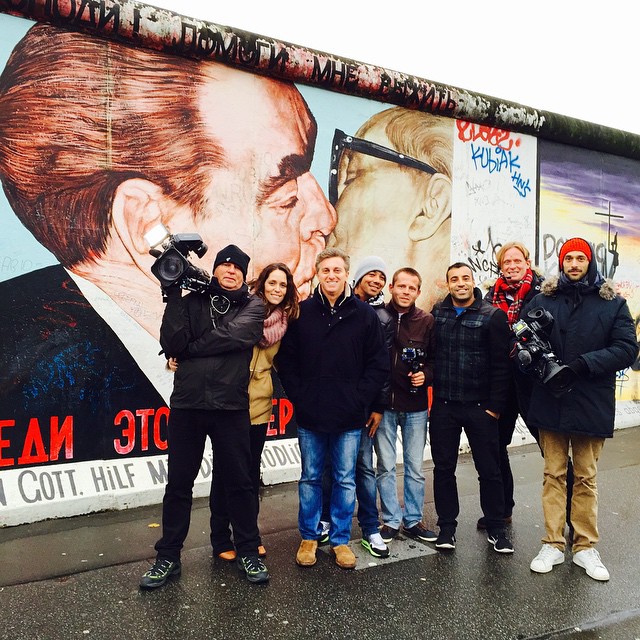 Luciano Huck posa com equipe no Muro do Berlim