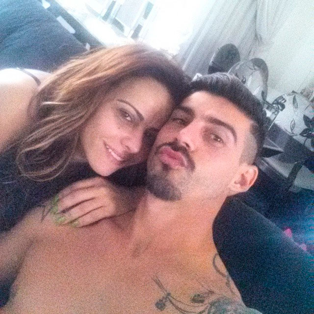 Radamés Martins posta selfie matinal com a noiva, Viviane Araújo