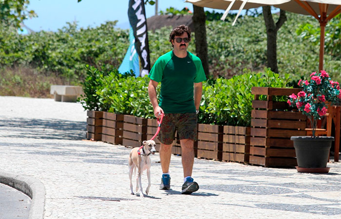 Emilio Orciollo Neto exibe novo visual em passeio com seu cachorro