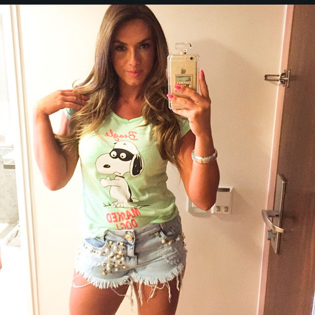 Shorts e camiseta do personagem Snoopy são apostas de Nicole Bahls para o look do dia